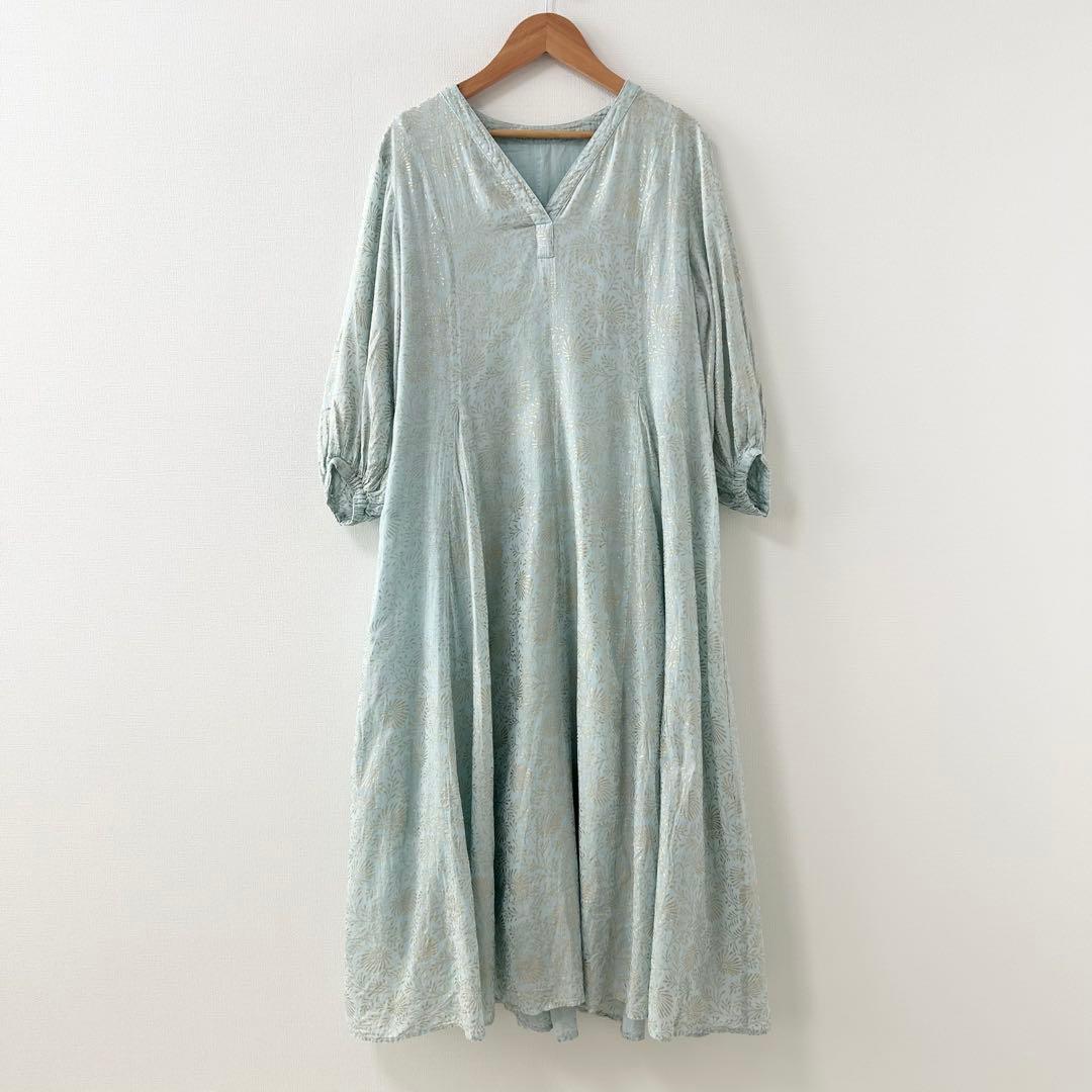 ヌキテパ　GOLD FLOWER PRINT PANEL DRESS ブルー