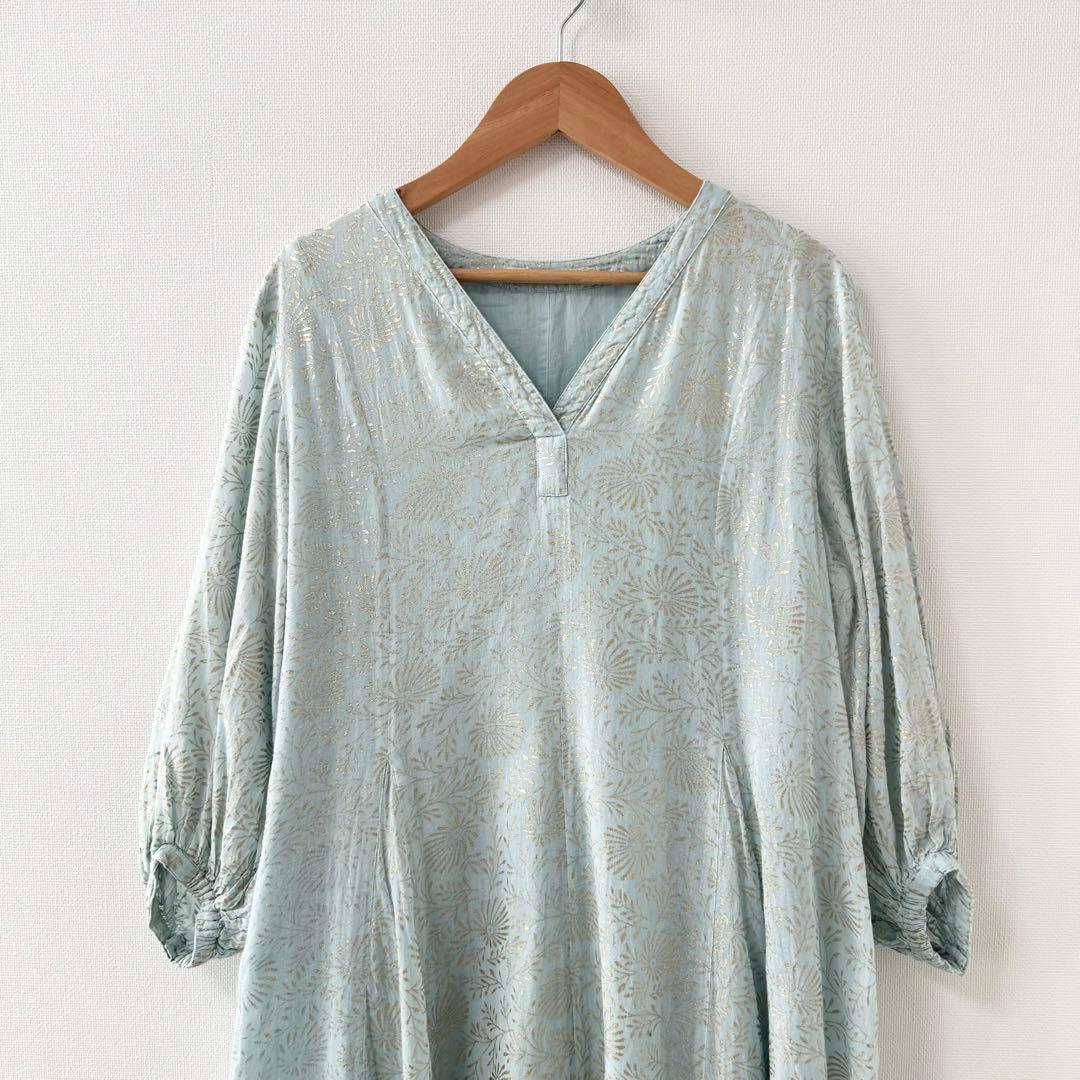 ヌキテパ　GOLD FLOWER PRINT PANEL DRESS ブルー 2