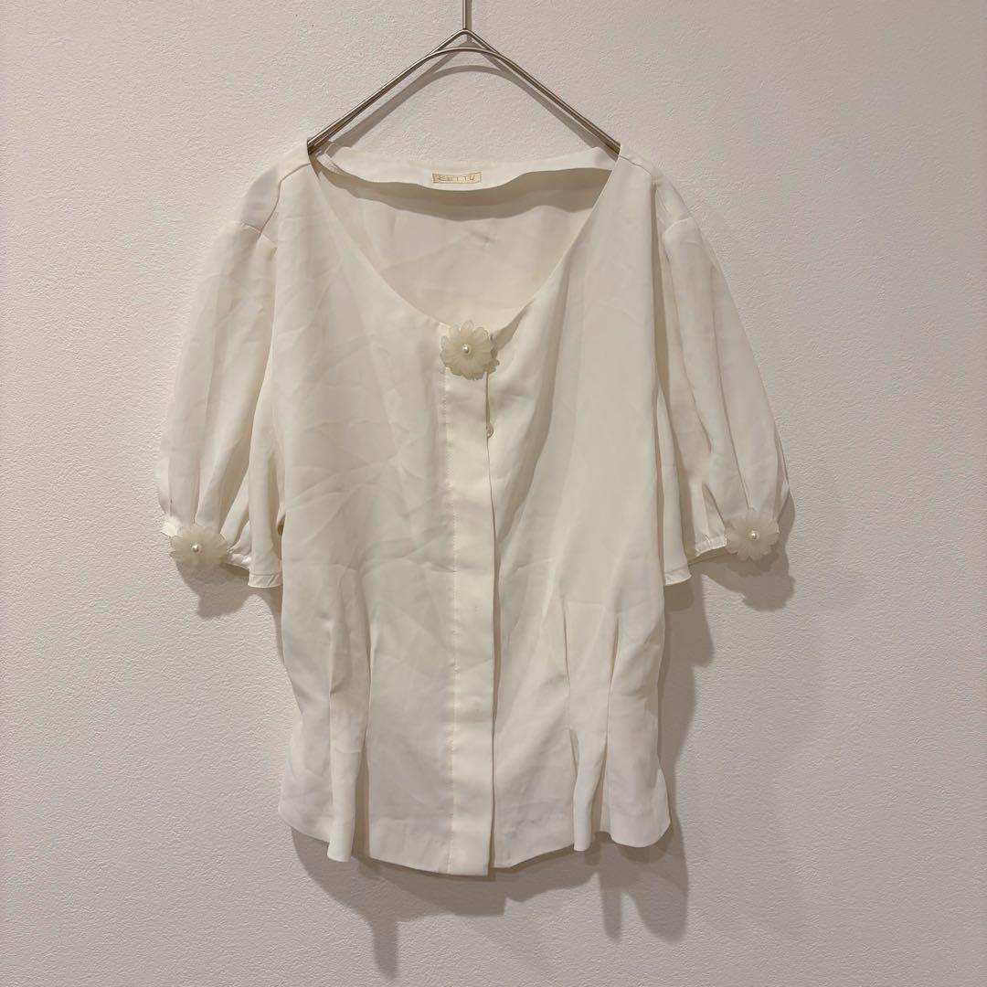 ケティ ブラウス 花モチーフ パール 半袖 アイボリー 白　M かわいい