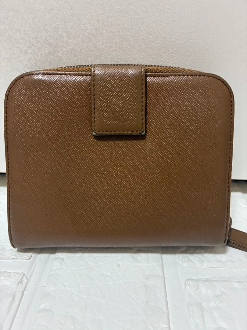 PRADA ブラウン 二つ折り財布　サフィアーノ　三角ロゴ 2