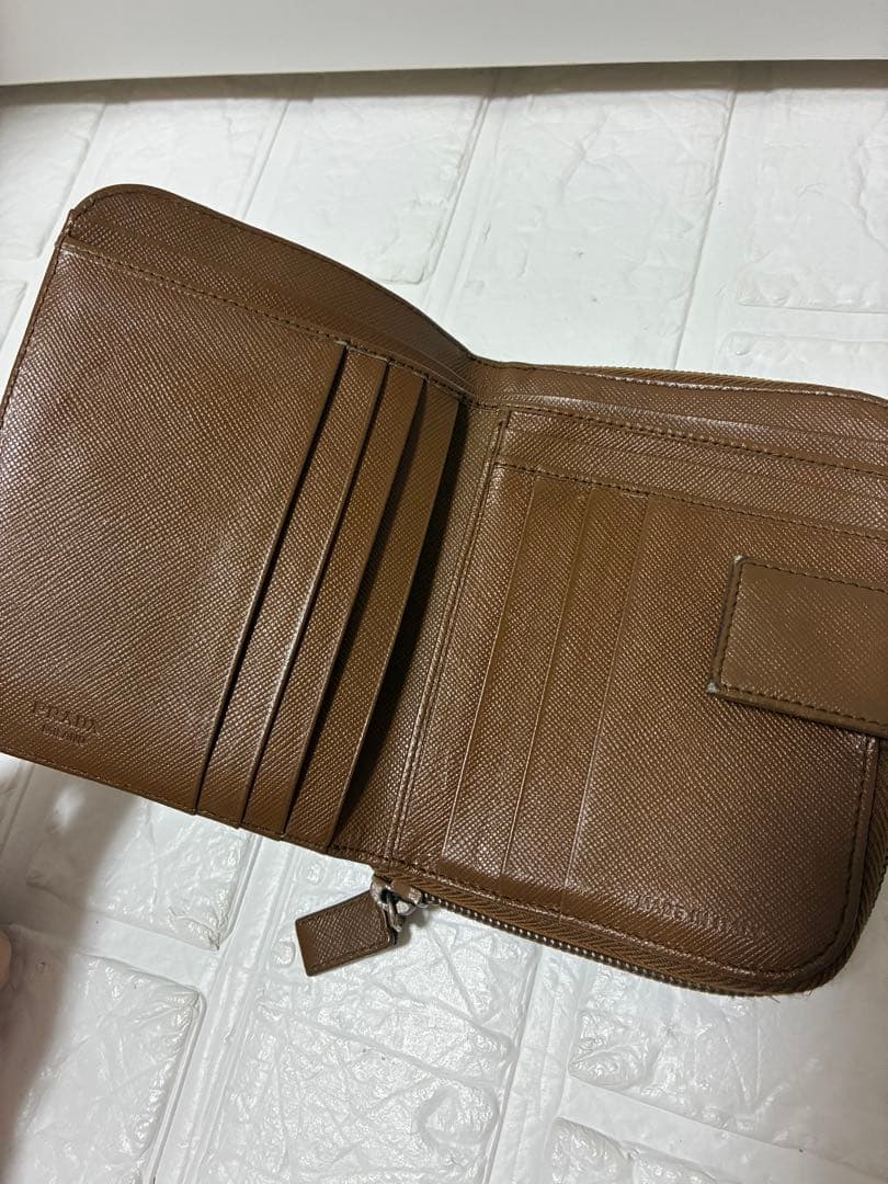 PRADA ブラウン 二つ折り財布　サフィアーノ　三角ロゴ 3