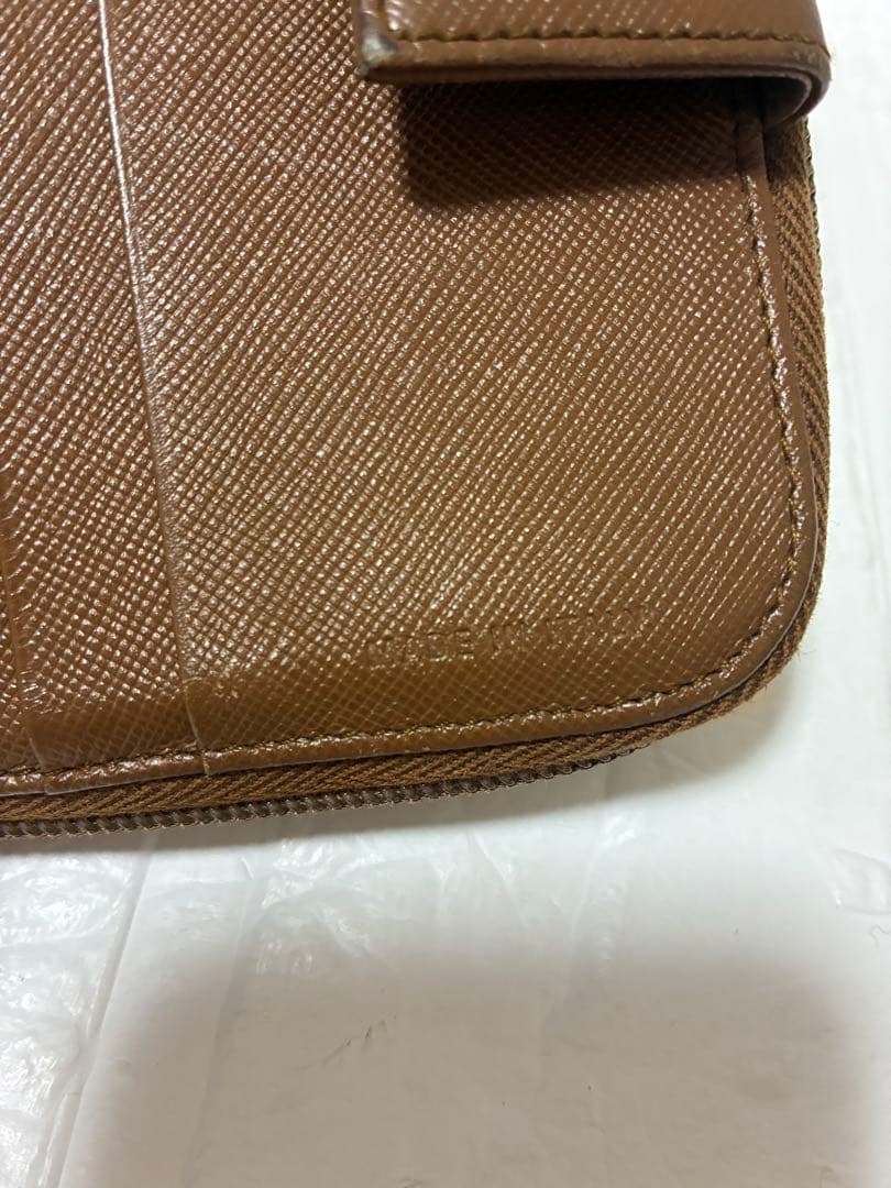 PRADA ブラウン 二つ折り財布　サフィアーノ　三角ロゴ 4