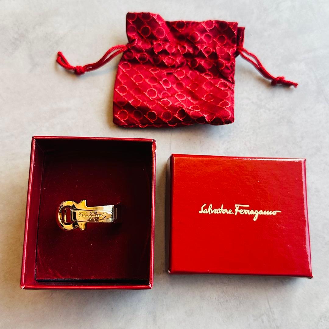 Salvatore Ferragamo ガンチーニ　ゴールドスカーフリング