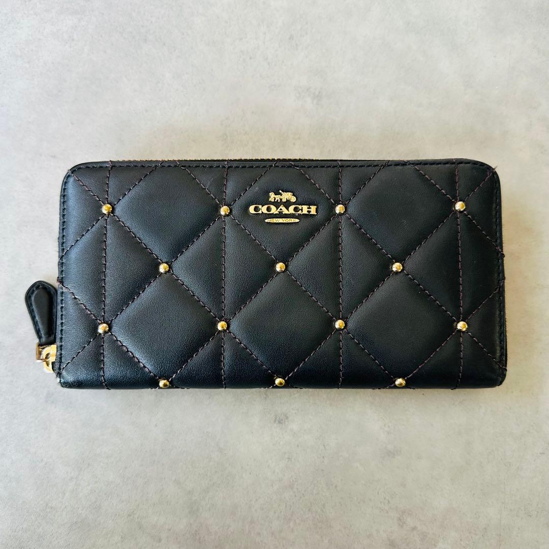 COACH キルティングレザー スタッズ アコーディオン ジップ ウォレット 黒