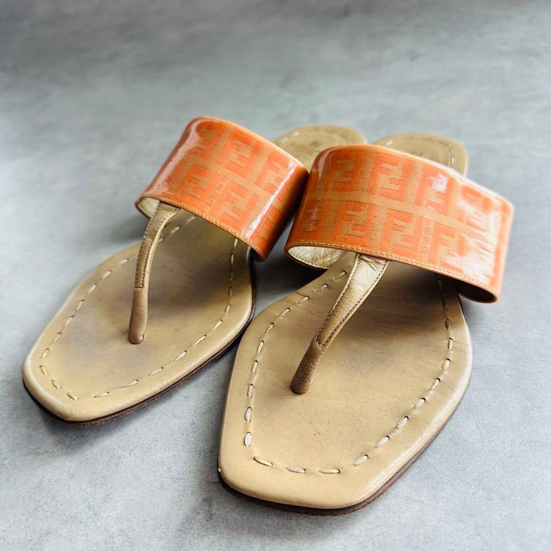 FENDI ズッカ　パテントレザー　トングサンダル　オレンジ
