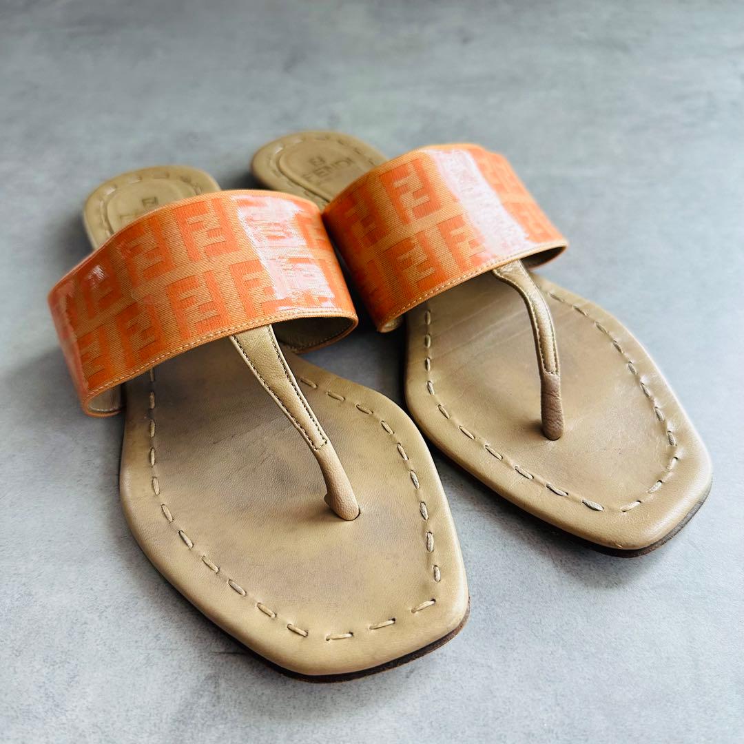 FENDI ズッカ　パテントレザー　トングサンダル　オレンジ 2