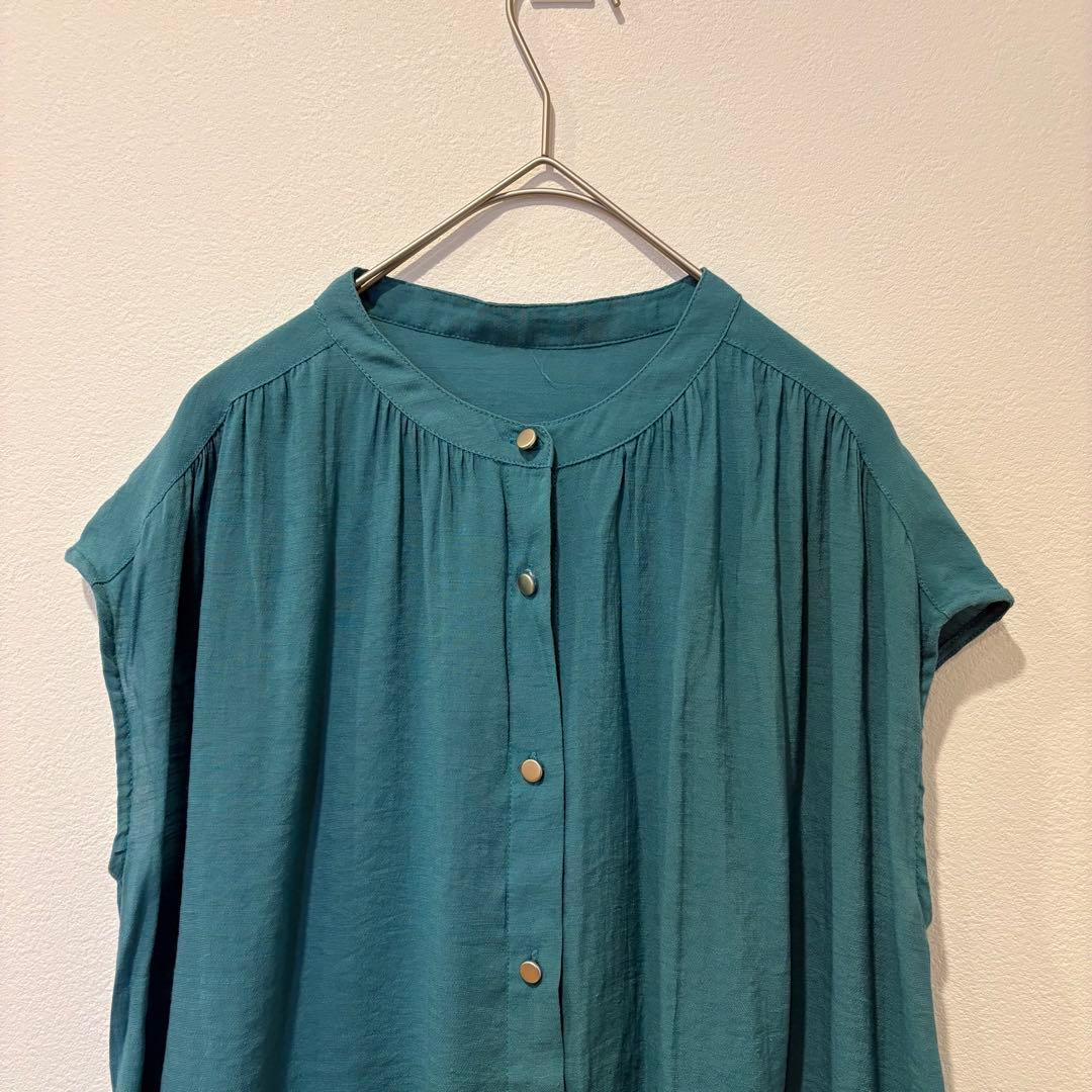 ブラウス ギャザー　ノースリーブ　グリーン 緑　F 前開き　ゴールドボタン　高級 2