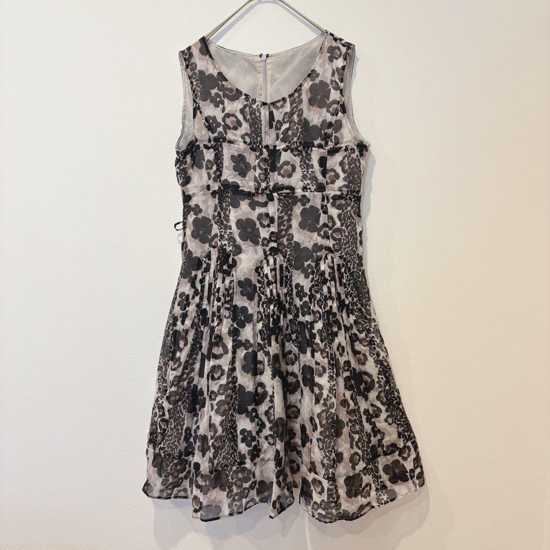 ルノー ノースリーブワンピース 膝丈　フレア　花柄 ベージュ 9号　M 上品