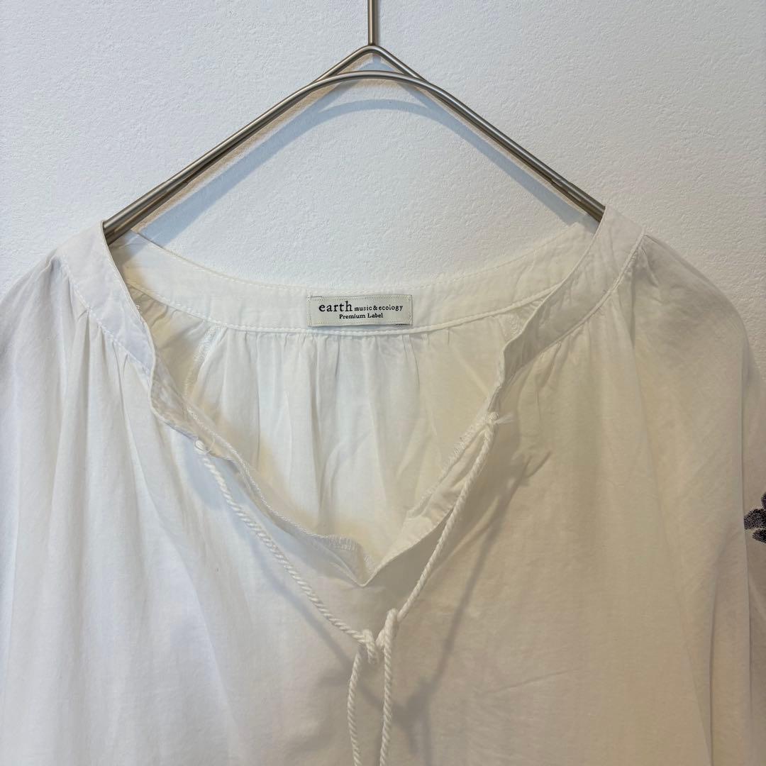 アースミュージックアンドエコロジー ブラウス 刺繍 花柄 半袖 白 ホワイト 2